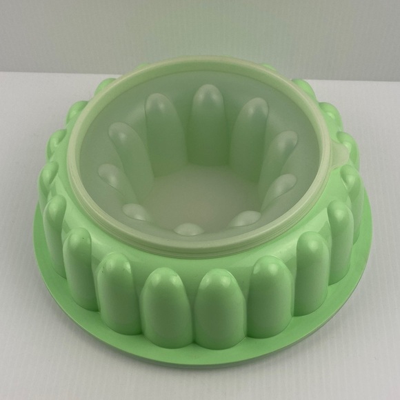 Vintage Tupperware Green Jello Mold Container - Picture 2 of 11